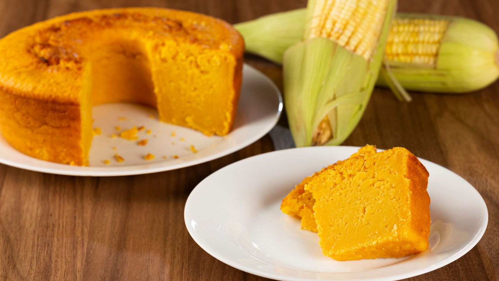 Bolo de milho cremoso com açúcar: prove no café da tarde