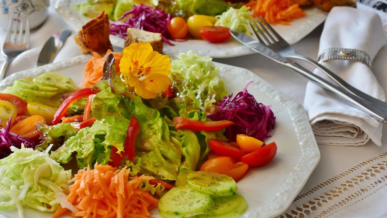 5 saladas proteicas para incluir na dieta