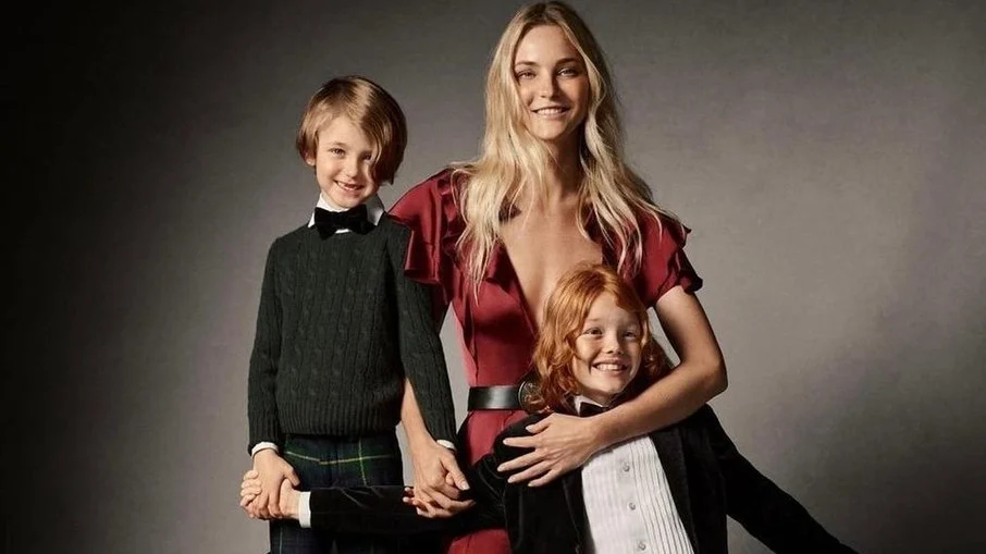Carol Trentini protagoniza “campanha natalina” ao lado dos dois filhos