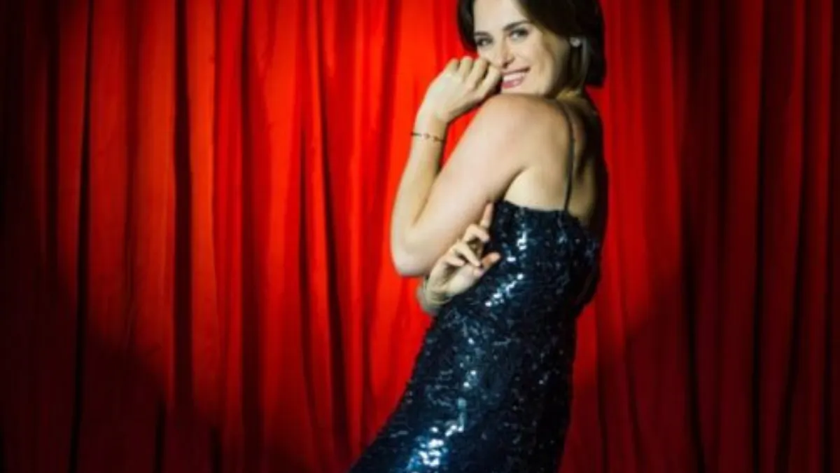 Alessandra Maestrini está no teatro e, no rastro de Bozena de ‘Toma lá dá cá’, é mais curtida que Beyoncé, no Tiktok