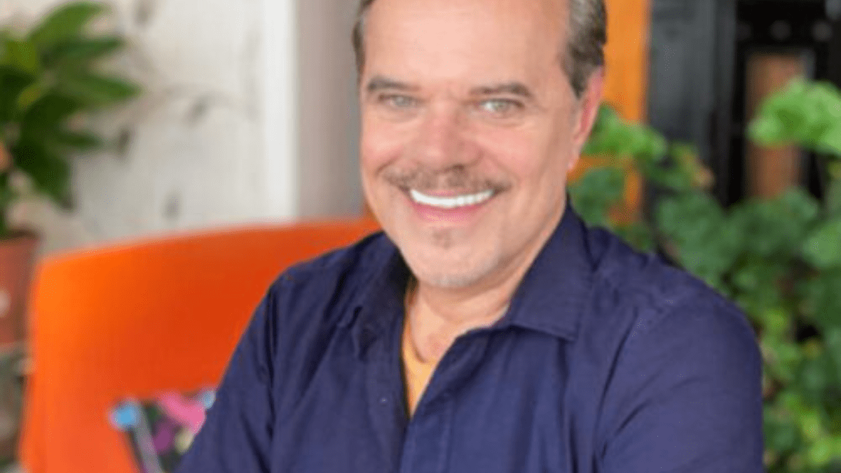 Diogo Vilela, par romântico de Guilherme Weber em novo sitcom, conversa sobre representatividade, etarismo e internet