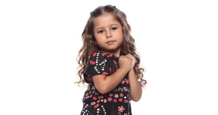 Manu Souza: A Pequena Influenciadora Digital e Modelo que Encanta com seu Carisma e Talento