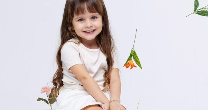 O Encanto de Lyss Ayres: A Jovem Modelo e Influenciadora de 4 Anos