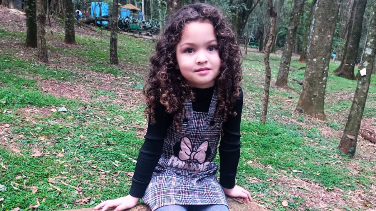 Sophia Talau: A Pequena Modelo Que Encanta com Carisma e Talento