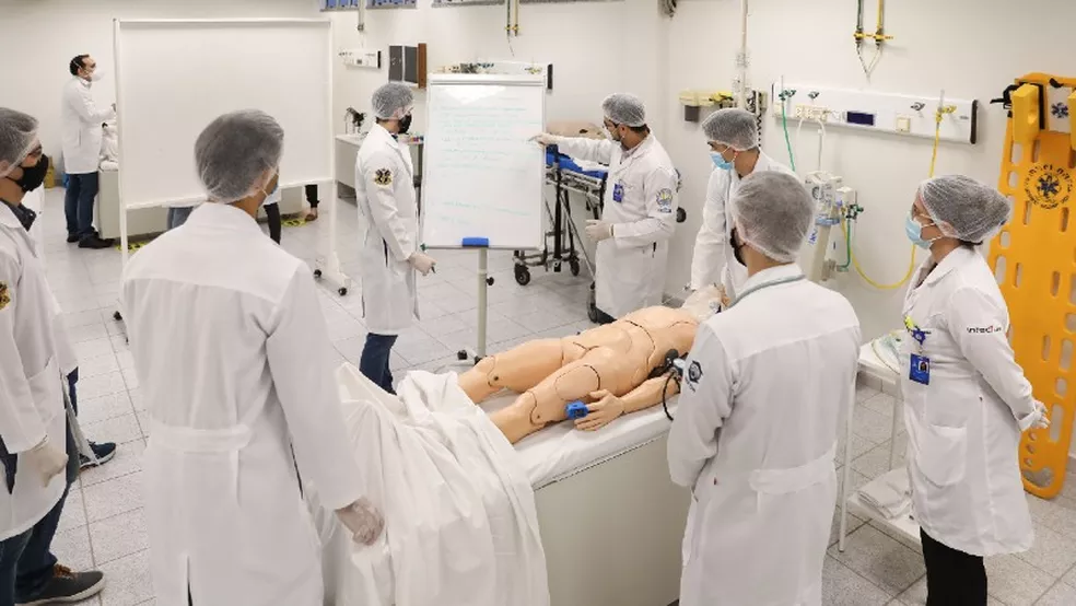 Ainda vale a pena fazer medicina? Com 175 mil alunos só nas particulares, cursos viraram negócio no Brasil