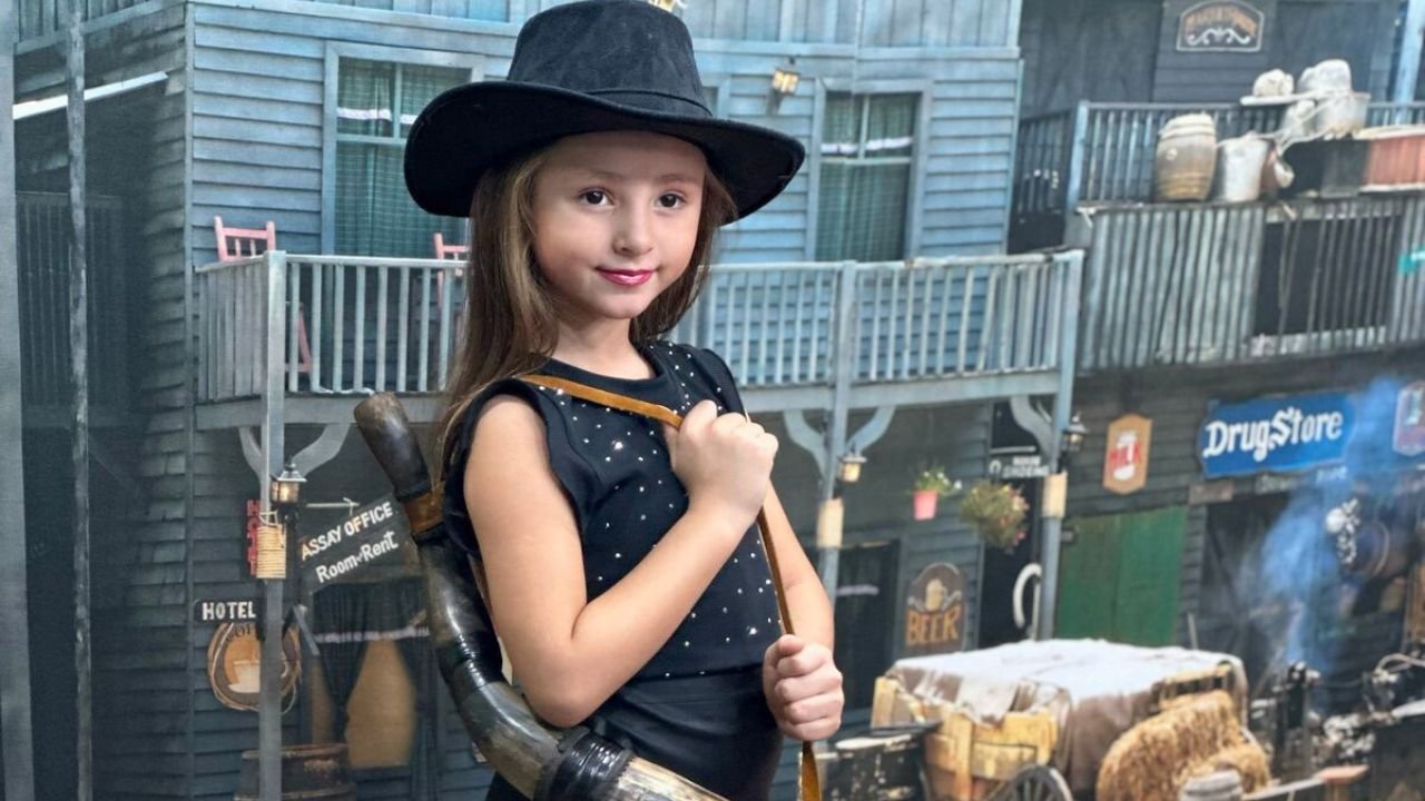 Apoena Cabreúva: A Pequena Influencer Que Brilha Entre Moda, Estudos e Muito Carisma